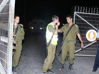 Во вторник рано утром запущенная со стороны сектора Газа ракета взорвалась возле военной базы на юге Израиля, ранены 25 человек, сообщает АР со ссылкой на израильских медиков и военных