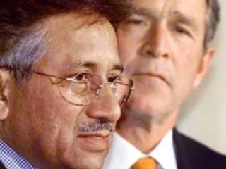 Президент Пакистана Первез Мушарраф, политический деятель, которого США рассматривают как своего ключевого союзника в регионе , менее популярен в своей собственной стране, чем лидер "Аль-Каиды" Усама бен Ладен