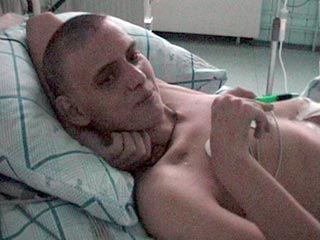 Состояние искалеченного в армии солдата Романа Рудакова, который уже полгода ждет операции по трансплантации кишечника и печени, несколько улучшилось