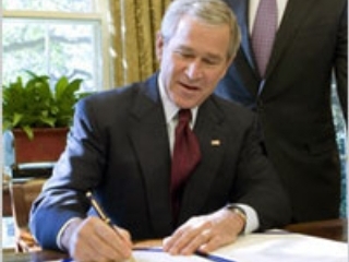 Президент США Джордж Буш продлил на год действие чрезвычайного положения, введенного в стране после 11 сентября 2001 года