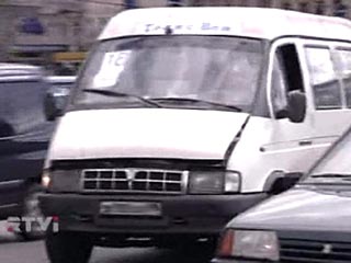 В Ростове-на-Дону "маршрутка" столкнулась с автобусом: 4 пассажира выпали из открывшейся двери 
