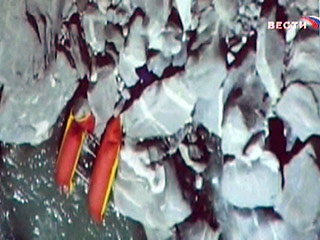 Спасателям в среду в верхнем течении реки Юрункаш удалось обнаружить ряд предметов, принадлежавших российским туристам, среди которых - три лодки красного цвета, на которых сплавлялись туристы