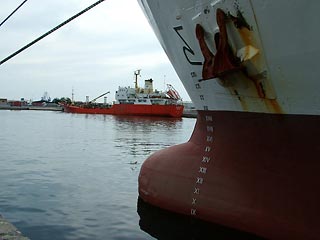 Российское рыболовное судно с 17 моряками на борту уже больше месяца не может покинуть порт Шербур в проливе Ла Манш из-за конфликта между фрахтователем и буксировщиком