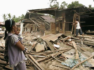 Число жертв восьмибалльного землетрясения, произошедшего в среду у индонезийского острова Суматра, достигло 17 человек, еще 88 получили ранения