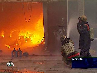 В Москве горит 800 квадратных метров техцентра
