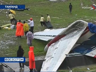 Международный аэропорт в Пхукете (Таиланд), где в воскресенье в результате авиакатастрофы погибли 89 человек, возобновил работу в понедельник вечером