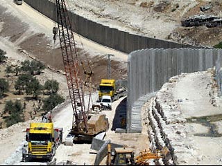Саудовская Аравия построит стену на всем протяжении границы с Ираком, передает ИТАР-ТАСС. Первый этап строительства "стены безопасности" начнется в ближайшее время и завершится к концу 2009 года