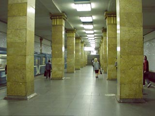 Поезда на Сокольнической линии Московского метрополитена в районе станции "Парк культуры" следуют с увеличенными интервалами