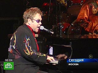На концерте в Москве Элтон Джон почтил память Паваротти и Ростроповича
