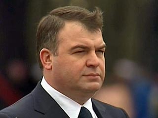 Сердюков "имеет законное право" оставаться министром обороны, считают в "Единой России"