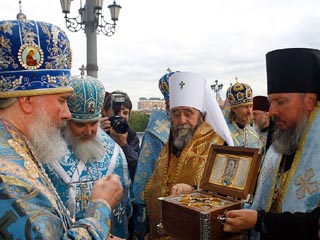 Cвятыню встретил управляющий делами Московской Патриархии митрополит Калужский и Боровский Климент