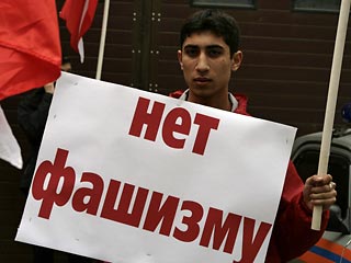 Активисты молодежного движения "Наши" провели митинг у посольства Эстонии в Москве, посвященный годовщине освобождения Таллина от фашистов