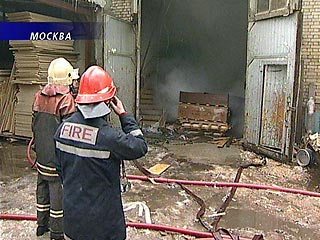 В Москве в цехе завода АЗЛК, где в субботу возник сильный пожар, обрушилась часть крыши
