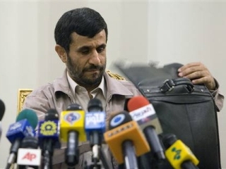 Готовясь вылететь в Нью-Йорк, Ахмади Нежад заявил, что американский народ стремится услышать иное мнение о ситуации в окружающем нас мире. И он предполагает, что ему удастся предоставить "корректную и ясную информацию"