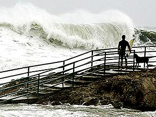 Новый тропический шторм, получивший имя "Франциско", приближается к китайскому острову Хайнань