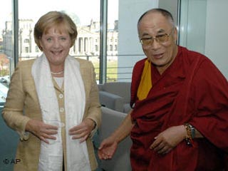 Ангела Меркель пообещала Далай-ламе поддержку в его усилиях по сохранению религиозной и культурной самобытности Тибета