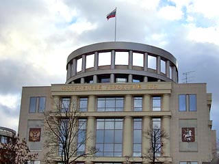 Мосгорсуд в понедельник признал законной выдачу санкции на арест предпринимателя Бориса Березовского, которого обвиняют в хищении 13 млн долларов банка "СБС-Агро"