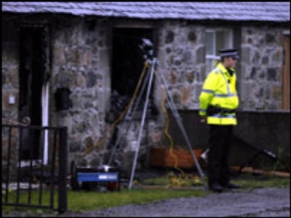 В результате пожара, происшедшего в жилом доме в графстве Абердиншир (Шотландия), двое человек погибли, еще четверо получили ранения различной степени тяжести