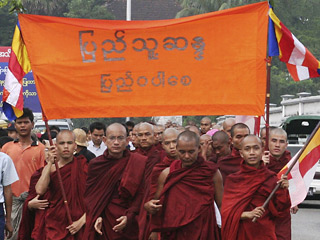 Тысячи буддистских монахов протестуют в столице Мьянмы: власти угрожают применить силу