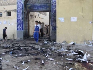 Экстремистская группировка "Исламское государство в Ираке", одно из действующих в стране подразделений "Аль-Каиды", заявила о своей ответственности за взрыв шиитской мечети в Баакубе, унесший в понедельник жизни 20 человек