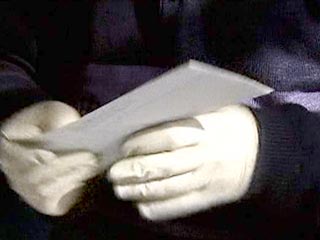 Специалисты МЧС РФ вызваны в четверг в посольство Сербии в Москве в связи с поступлением туда конверта с белым порошком