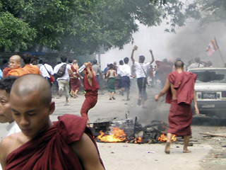 Военные власти Мьянмы (Бирмы) полностью заблокировали все основные буддистские монастыре бывшей столицы страны Янгона (Рангуна), а также расположенные там главные национальные святыне - пагоды Шведагон и Суле