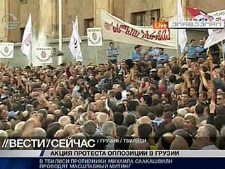 В Тбилиси у здания парламента Грузии начался митинг протеста против ареста экс-министра обороны Ираклия Окруашвили и с требованиями проведения досрочных выборов парламента и президента