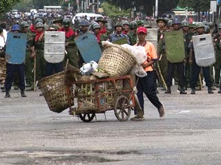 Войска Мьянмы постепенно берут под контроль ситуацию в столице страны Янгоне