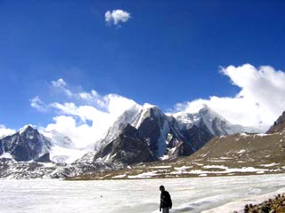 Четверо российских туристов, которые оказались заблокированы в индийских Гималаях из-за непогоды, на вертолете доставлены в ближайшие населенные пункты