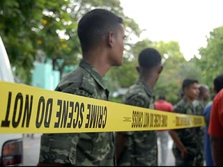 Двенадцать иностранных туристов были ранены сегодня в результате взрыва самодельной бомбы на Мальдивах - островном государстве в Индийском океане