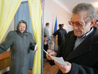 На Украине в 7:00 по местному времени (8:00 мск) начались внеочередные выборы в парламент. На 450 депутатских мест претендуют 4 тысячи 857 кандидатов из 20 партий и блоков, или почти 11 человек на один мандат