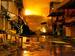 Гигантский пожар уничтожил в субботу вечером более 300 магазинов в центре Эр-Рияда