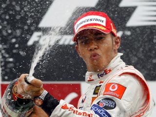 Лидер общего зачета "Формулы-1", пилот "Макларен" Льюис Хэмилтон стал победителем "Гран-при Японии"