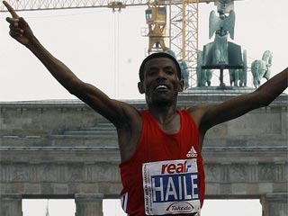 Эфиопский бегун Хайле Гебреселасие установил мировой рекорд в марафонской дистанции