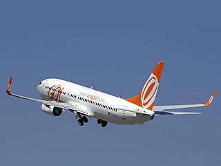 Пассажирский Boeing бразильской авиакомпании GOL был вынужден отменить посадку в аэропорту города Порту-Алегри из-за маневров военной авиации, сообщила пресс-служба авиакомпании