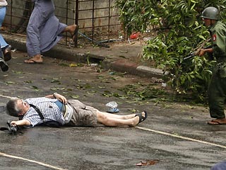 Власти Мьянмы согласились выдать Токио тело японского фоторепортера, застреленного войсками при разгоне демонстрации