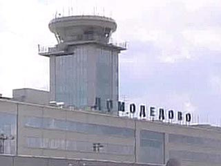 В столичном аэропорту "Домодедово" во вторник были задержаны четверо ответственных сотрудников Федеральной службы по контролю за оборотом наркотиков (ФСКН) России