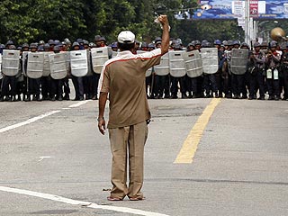 Аресты мирных жителей, участвовавших в антиправительственных митингах в Мьянме, продолжились минувшей ночью