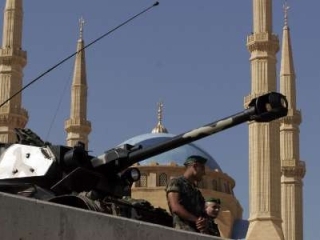 Ливанская армия и жандармы блокировали лагеря Айн-эль-Хильва, Рашидию и Мия-Мия на юге страны. Палестинские силы самообороны пытаются остановить стычки