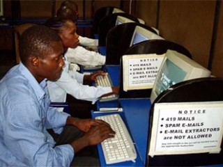 Жулики, в основном выходцы из западной Африки, активно использовали интернет-кафе для того, чтобы найти свою жертву и вступить с ней в переписку