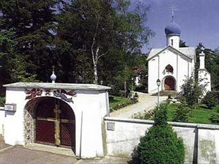 Алексий II посетил русское кладбище в Сент-Женевьев-де-Буа и в храме Успения Божией Матери совершил панихиду по соотечественникам, погребенным на этой земле