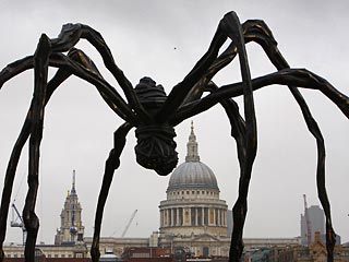 В Лондоне выставлена 9-метровая скульптура паука работы Луизы Буржуа