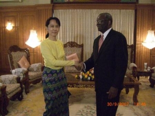 В пятницу Гамбари доложит главе ООН о результатах своей поездки в Мьянму, в ходе которой ему было разрешено дважды встретиться с находящейся под стражей лидером демократической оппозиции, лауреатом Нобелевской премии мира Аун Сан Су Чжи
