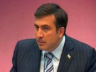 Президент Грузии Михаил Саакашвили на саммите СНГ в Душанбе не подписал практически не один документ, включая определяющую Концепцию развития стран СНГ. Как передает "Интерфакс", Саакашвили мотивировал это тем, что Россия подвергает его страну "экономичес