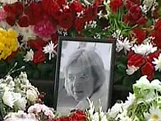 В Петербурге возле памятника жертвам репрессий почтили память Анны Политковской