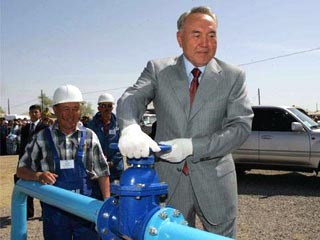 Конфликт вокруг крупнейшего казахского нефтяного месторождения Кашаган в понедельник вышел на межгосударственный уровень, но президент Казахстана Нурсултан Назарбаев предпочел спустить его на уровень экономических субъектов