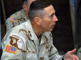Командующий многонациональными силами в Ираке, американский генерал Дэвид Петреус