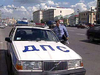 В центре Москвы в понедельник автомобиль со спецсигналами на большой скорости сбил пешехода, переходившего дорогу по пешеходному переходу