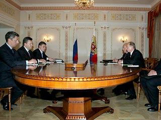 Президент России Владимир Путин принял в Москве украинского премьера Виктора Януковича и выразил свое удовлетворение решением очередной проблемы с долгами