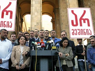 Грузинские оппозиционные движения обратились к международному сообществу и попросили поддержать идею досрочных выборов в республике